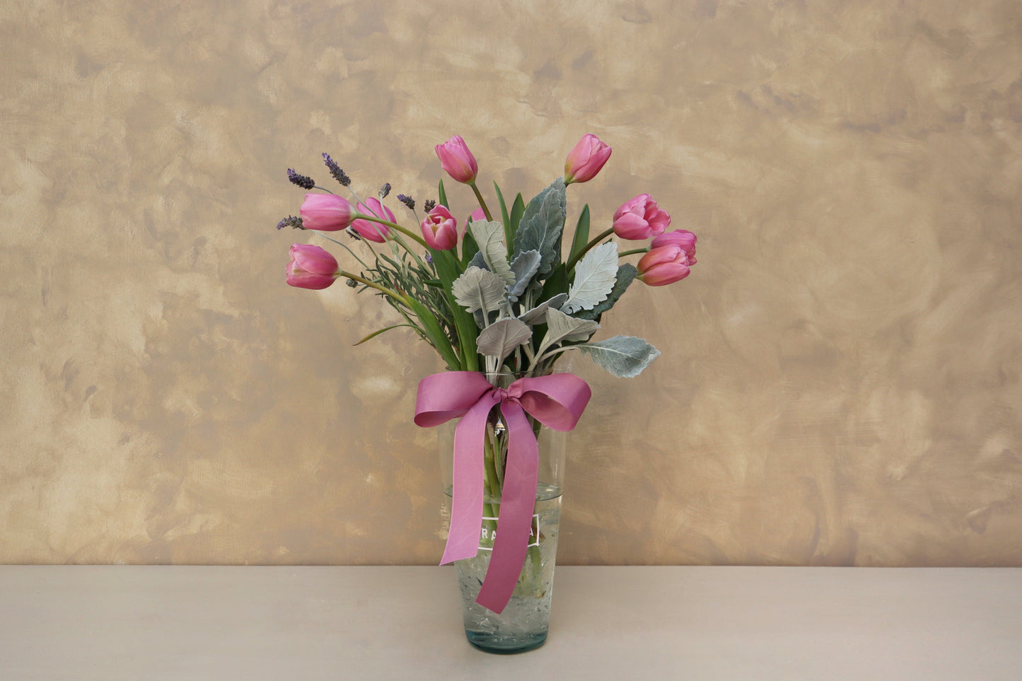 10 tulipanes en florero