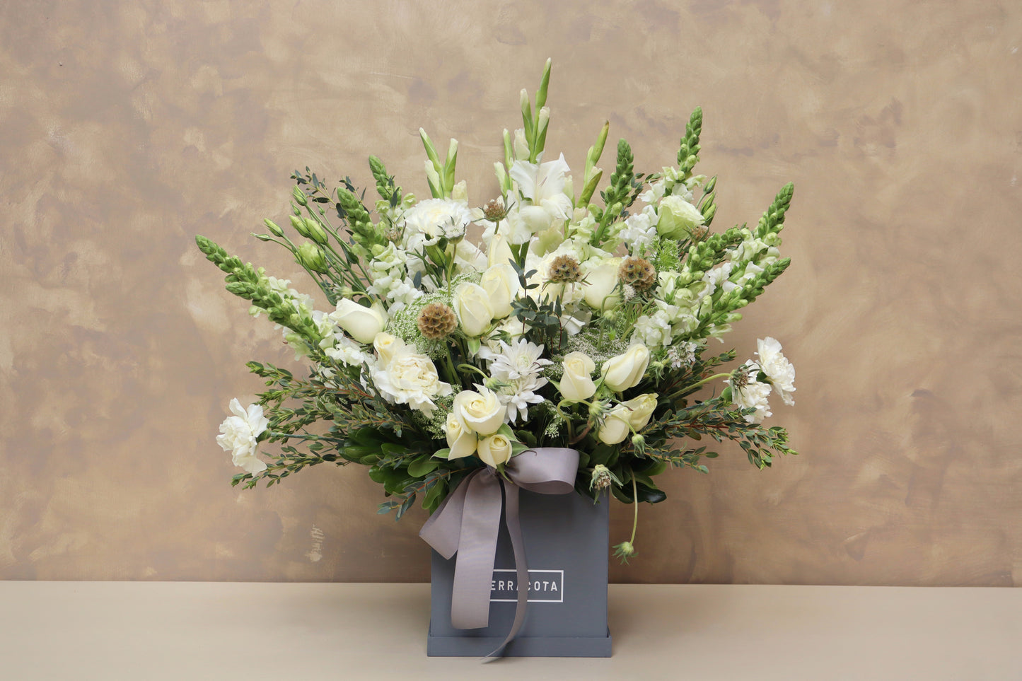 Arreglo floral en caja – Condolencias