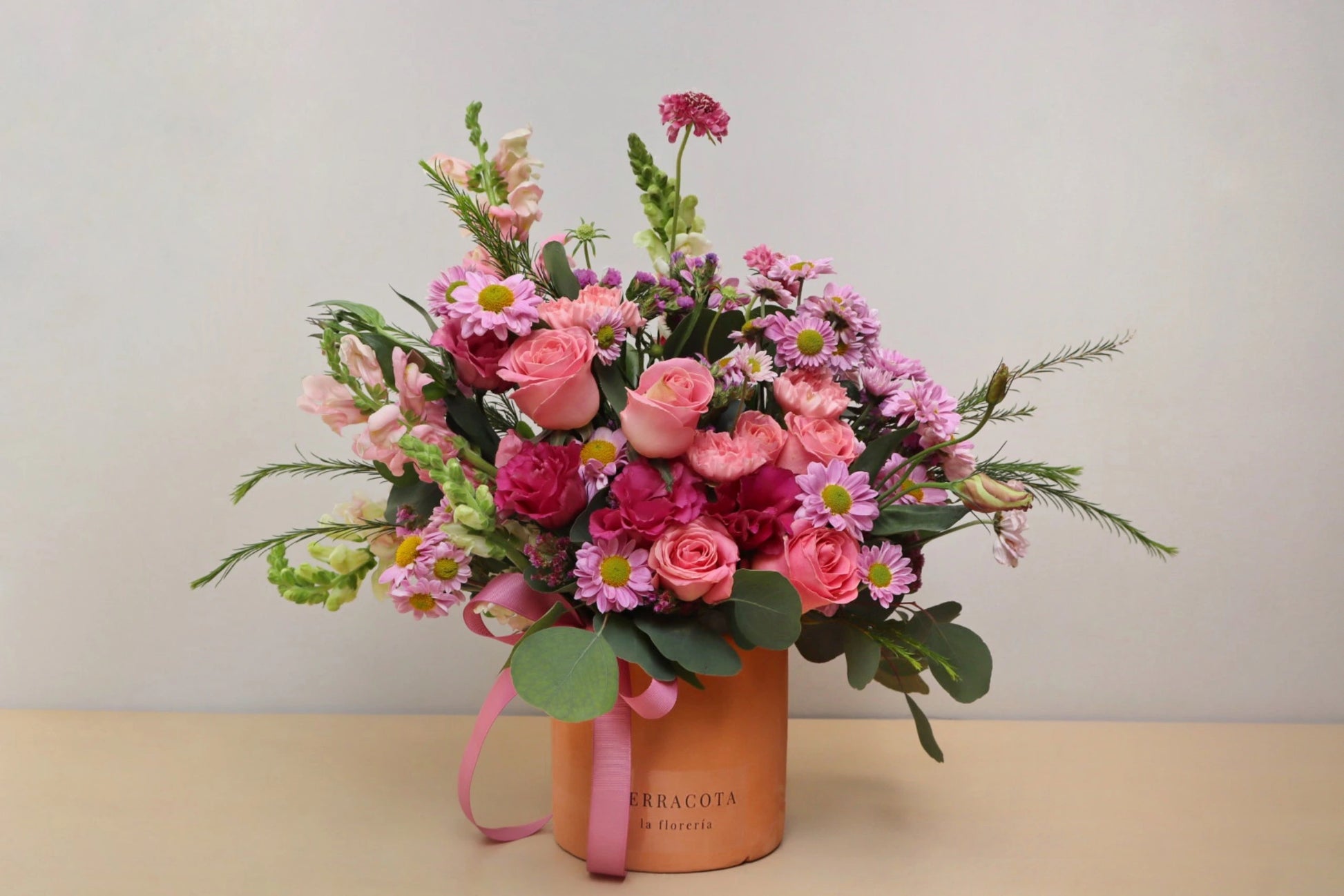 Arreglo floral en argolla grande con tonos pastel, ideal para decoración o regalo especial. Hecho por Florería Terracota en Aguascalientes