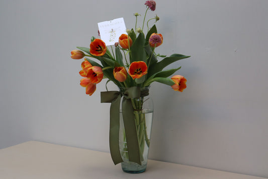 10 tulipanes en florero